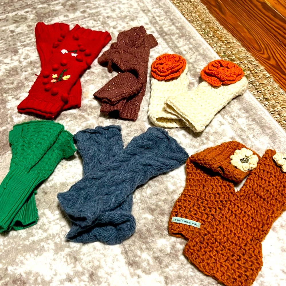 Six pairs of vintage, fingerless gloves